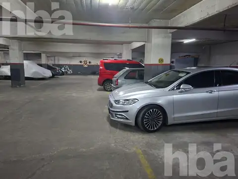 VENTA AMPLIA COCHERA FIJA Y CUBIERTA