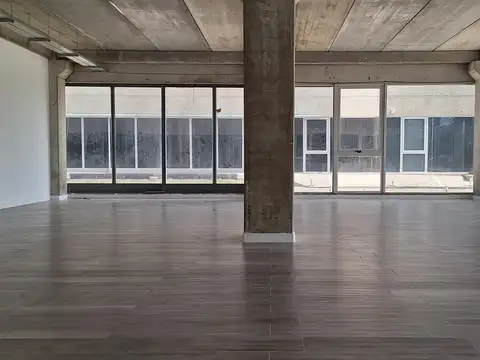 Oficina 3 ambientes con 14 baños