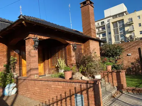 Chalet de Categoría con Piscina y Parque – Moreno Centro