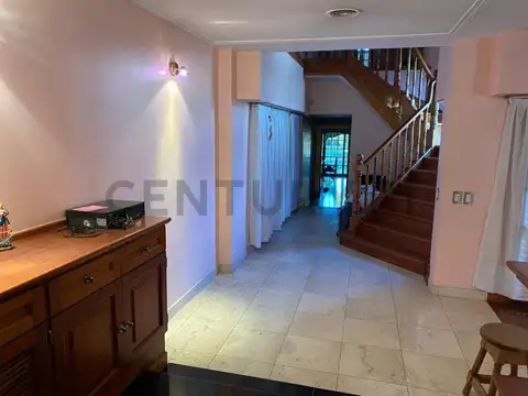 Chalet de Categoría con Piscina y Parque – Moreno Centro