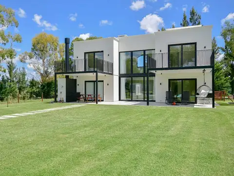 Casa en Venta con 2 cocheras
