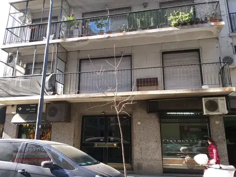 Departamento 3 ambientes, frente, con balcón corrido y dep servicio. Baulera y patio.