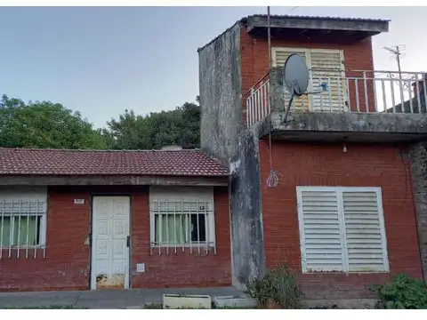 Venta y Alquiler de Casa 4 ambientes en Lote Propio con fondo en Isidro Casanova