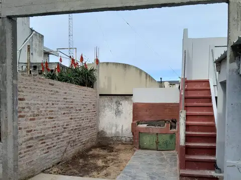 AMPLIO P.H. DOS AMBIENTES CON PATIO PARRILLA Y ESPACIO GUARDA AUTO