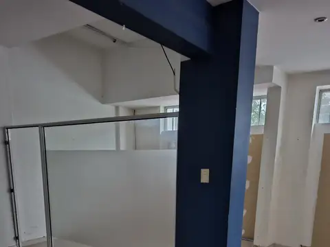 SAN CRISTOBAL Local 290m2 en dos plantas Av.Independencia esq. V. Cevallos  - 