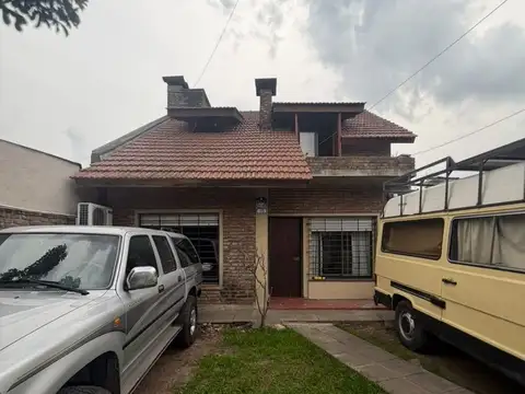 Casa en venta c/ cochera en Libertad