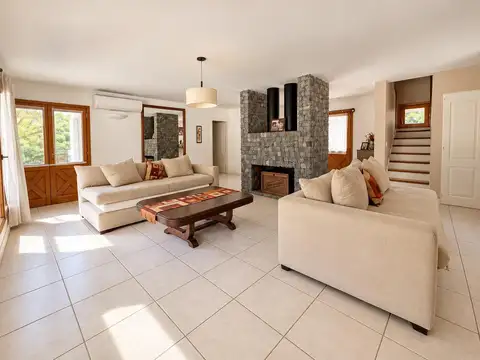 Casa 5 ambientes con 4 baños
