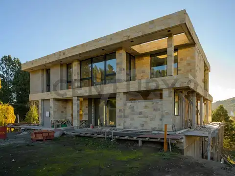 VENTA CASA SAN MARTIN DE LOS ANDES .  PROYECTO PREMIUM DE ARQUITECTURA BARRIO CASCO.