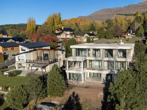 VENTA CASA SAN MARTIN DE LOS ANDES .  PROYECTO PREMIUM DE ARQUITECTURA BARRIO CASCO.