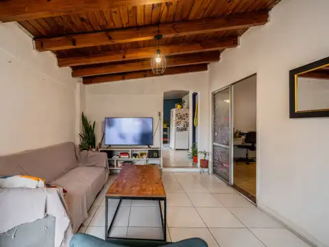 PH tipo casa dividido en 2 unidades en el centro de Banfield