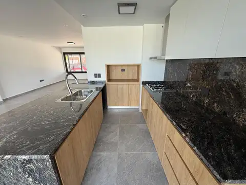 Casa 4 ambientes con 3 baños