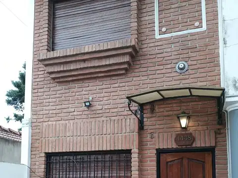 Duplex 4 ambientes con cochera y patio.-