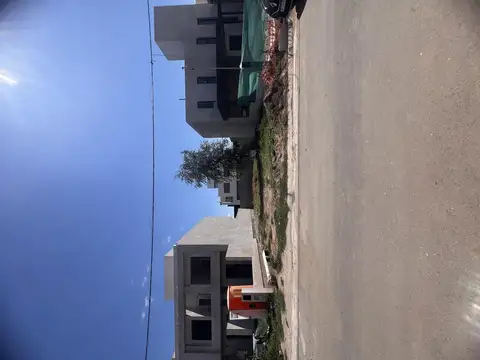 Lote 250m2 Apto Dúplex. Zona consolidada