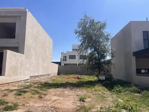 Lote 250m2 Apto Dúplex. Zona consolidada