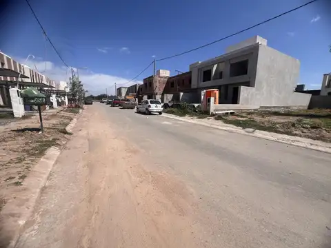 Lote 250m2 Apto Dúplex. Zona consolidada