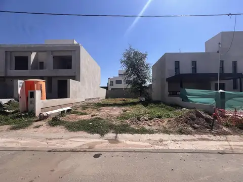 Lote 250m2 Apto Dúplex. Zona consolidada
