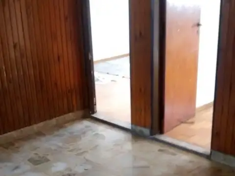 Casa 7 ambientes con 2 baños