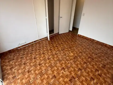 Hermoso departamento de 3 ambientes con balcón corrido.