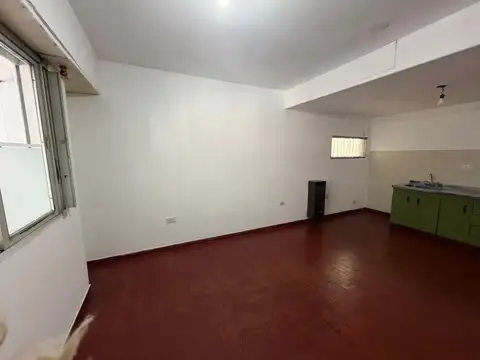 En Alquiler MonoAmbiente Apto Profesional. Patio Interno.