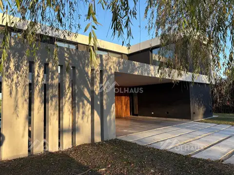 Casa en Alquiler con 1 cochera