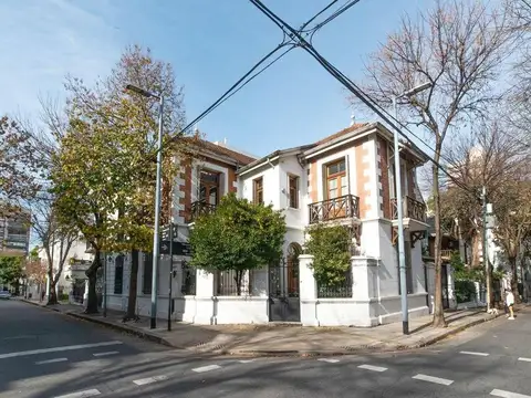 VENDIDA  Venta de Casa 5 ambientes Super Luminosa Con Cochera en el Barrio Inglés Caballito