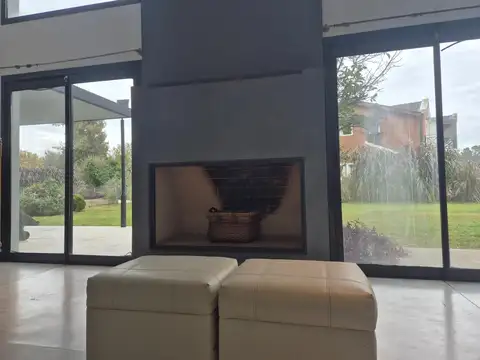 Casa en Venta con 4 cocheras