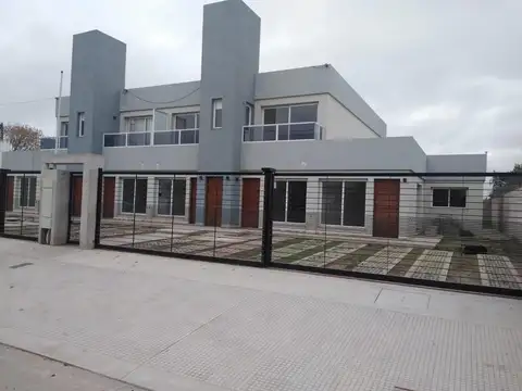 Depto de 1 dorm con entrada vehicular y patio en PB