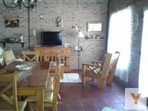 Casa en venta - 2 dormitorios 1 baño - patio y pileta - 3200 mts2 - Coronel Brandsen