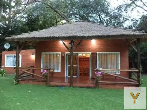 Casa en venta - 2 dormitorios 1 baño - patio y pileta - 3200 mts2 - Coronel Brandsen