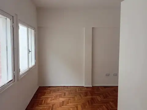 Monoambiente dividido. Muy luminoso. 3er piso por escalera. Sobre Pedro Goyena.