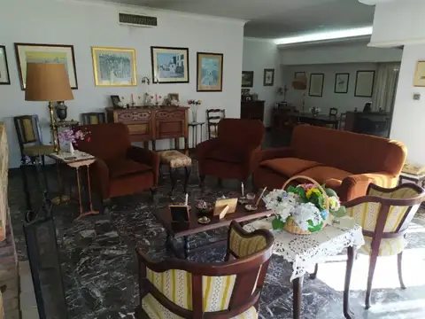 Casa en Venta con 2 cocheras