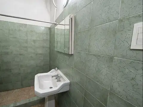 Casa 8 ambientes con 2 baños