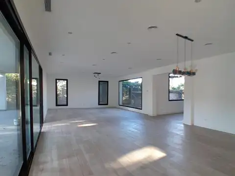 Casa en Alquiler con 6 cocheras