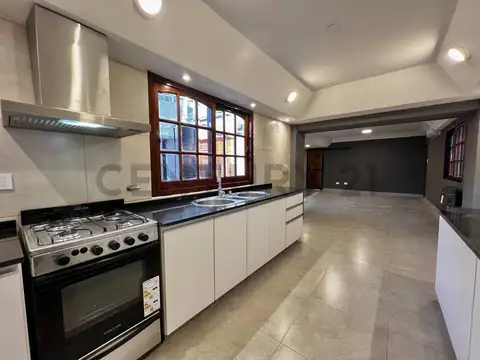 CASA VENTA 4 AMBIENTES CON QUINCHO Y COCHERA VILLA LUZURIAGA, SE ACEPTA PERMUTA