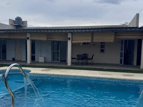 Casa en Alquiler con 2 cocheras