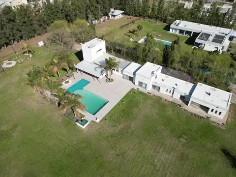 Venta Casa 4 dormitorios con pileta Roldan