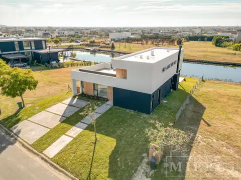 Casa en venta sobre lote a la laguna en  Barrio Vistas  Puertos