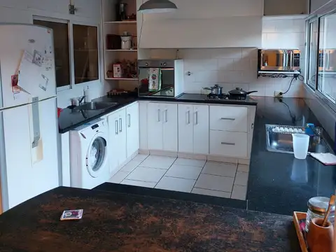 Casa 7 ambientes con 2 baños