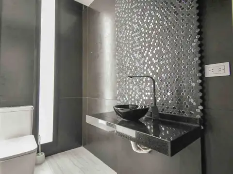 Casa 5 ambientes con 4 baños