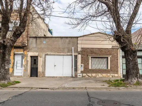 VENTA CASA EN PLANTA BAJA CON COCHERA   DEPARTAMENTO 1 DORMITORIO. BARRIO REFINERIAS