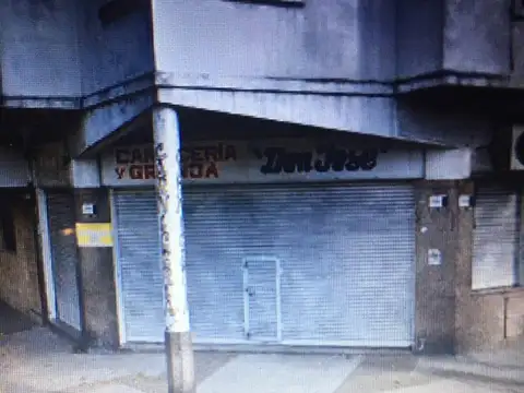 LOCAL EN VELEZ SARSFIELD ESQUINA BIEN UBICADO