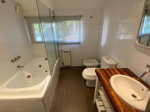Casa 5 ambientes con 4 baños