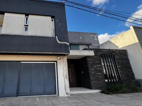 VENTA VIVIENDA /MODERNA /conPILETA/SERVICIOS