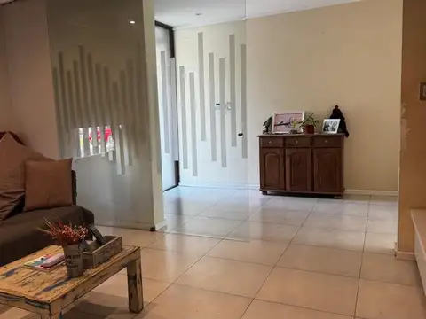 Casa 7 ambientes con 2 baños