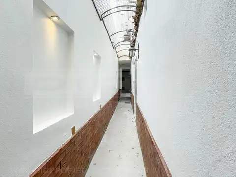 H. Yrigoyen  al 1700, entre Juan Jose Paso y Caseros
