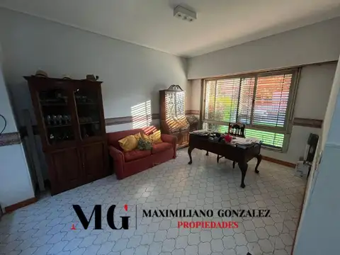 Casa 8 ambientes con 4 baños