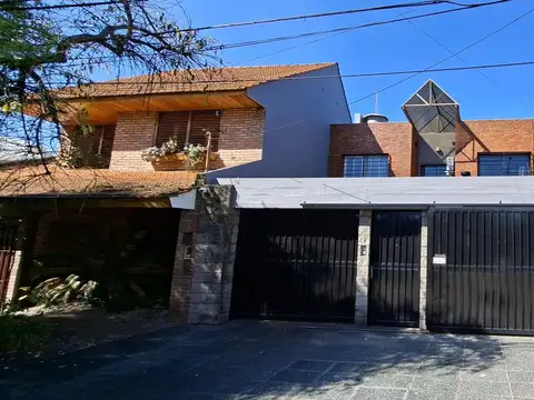 Impecable chalet con cochera para 3 autos y piscina-en venta