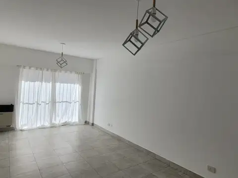 HERMOSO  Y AMPLIO DTO MONOAMBIENTE CON BALCON - COCINA SEPARADA Y BAÑO COMPLETO