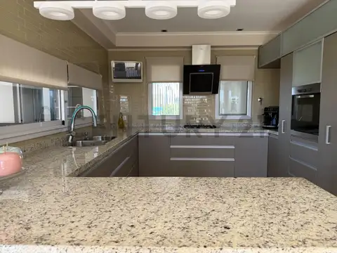 Casa en Venta en Area 60, USD 300.000