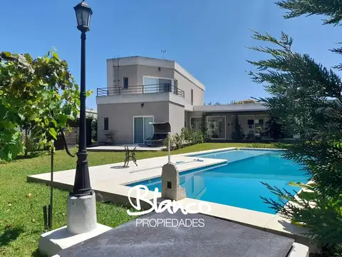 Casa 6 ambientes con 4 baños